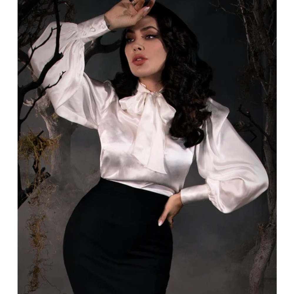 La femme en noir victorian blouse